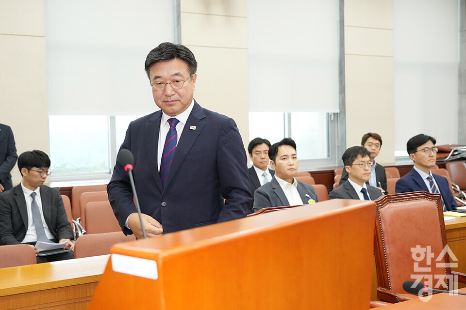 윤호중 행정안전부 장관 후보자가 18일 오전 서울 여의도 국회 행정안전위원회 인사청문회에 출석해 후보자 선서를 위해 이동하고 있다. /최대성 기자 dpdaesung@sporbiz.co.kr 2025.07.18.