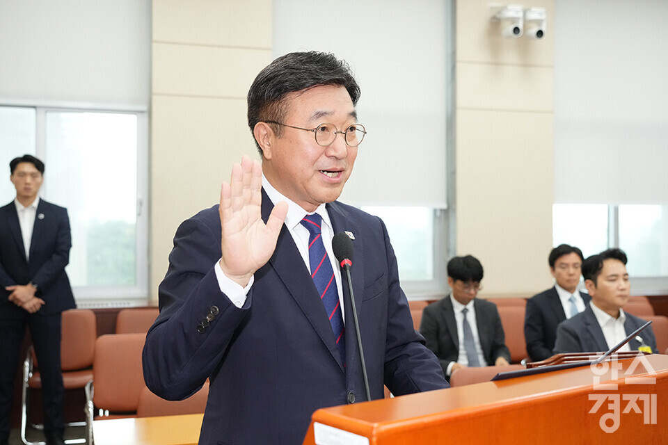 윤호중 행정안전부 장관 후보자가 18일 오전 서울 여의도 국회 행정안전위원회 인사청문회에 출석해 후보자 선서를 하고 있다. /최대성 기자 dpdaesung@sporbiz.co.kr 2025.07.18.