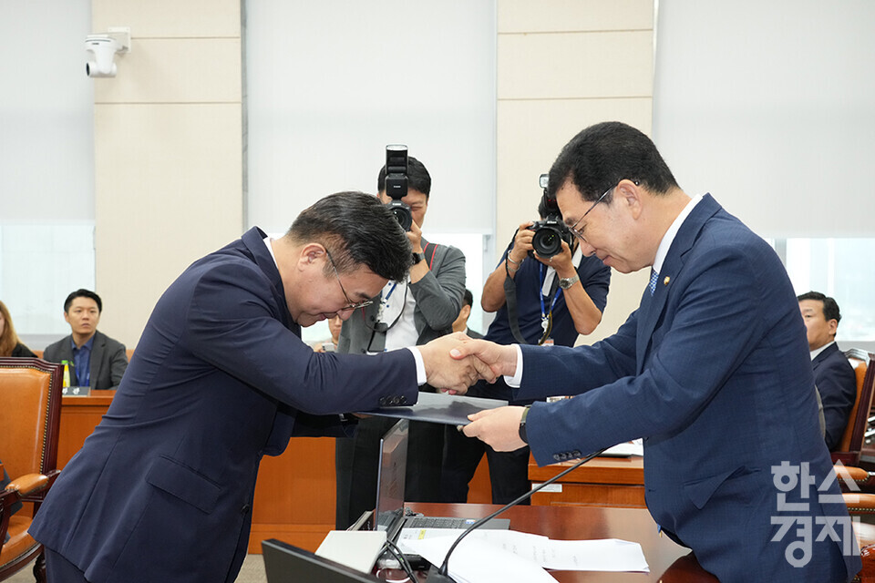 윤호중 행정안전부 장관 후보자가 18일 오전 서울 여의도 국회 행정안전위원회 인사청문회에 출석해 선서문을 신정훈 위원장에게 제출하고 있다. /최대성 기자 dpdaesung@sporbiz.co.kr 2025.07.18.