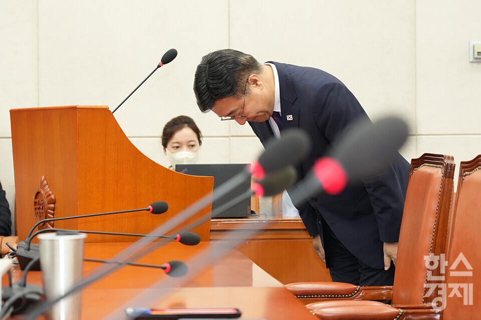 윤호중 행정안전부 장관 후보자가 18일 오전 서울 여의도 국회 행정안전위원회 인사청문회에 출석해 모두발언을 마친 후 인사하고 있다. /최대성 기자 dpdaesung@sporbiz.co.kr 2025.07.18.