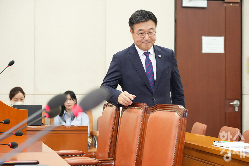 윤호중 행정안전부 장관 후보자가 18일 오전 서울 여의도 국회 행정안전위원회 인사청문회에 출석해 모두발언을 마친 후 자리로 돌아가고 있다. /최대성 기자 dpdaesung@sporbiz.co.kr 2025.07.18.