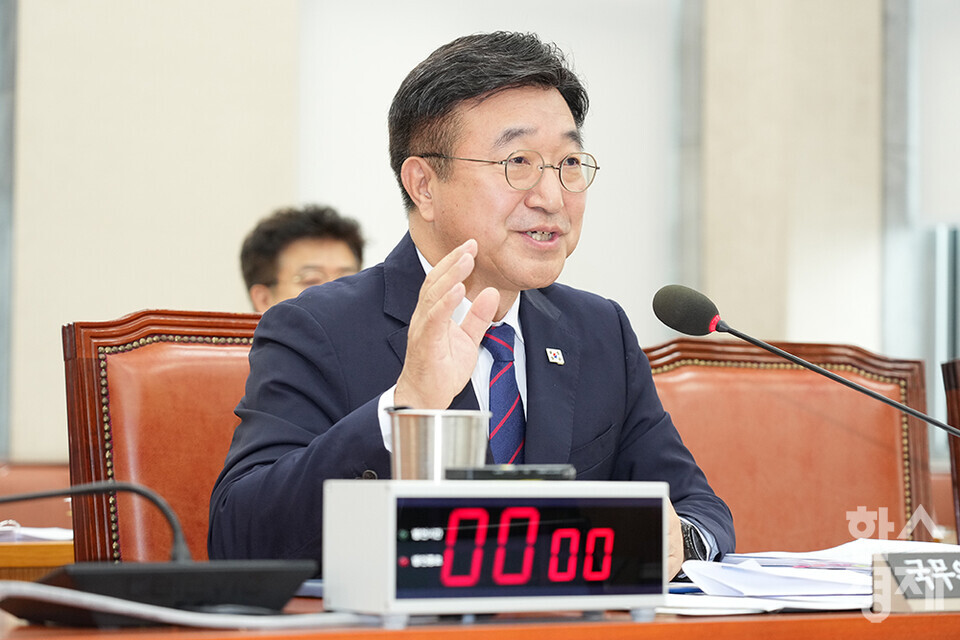 윤호중 행정안전부 장관 후보자가 18일 오전 서울 여의도 국회 행정안전위원회 인사청문회에 출석해 의원 질의에 답변하고 있다. /최대성 기자 dpdaesung@sporbiz.co.kr 2025.07.18.