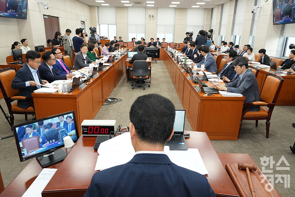 윤호중 행정안전부 장관 후보자가 18일 오전 서울 여의도 국회 행정안전위원회 인사청문회에 출석해 의원 질의에 답변하고 있다. /최대성 기자 dpdaesung@sporbiz.co.kr 2025.07.18.