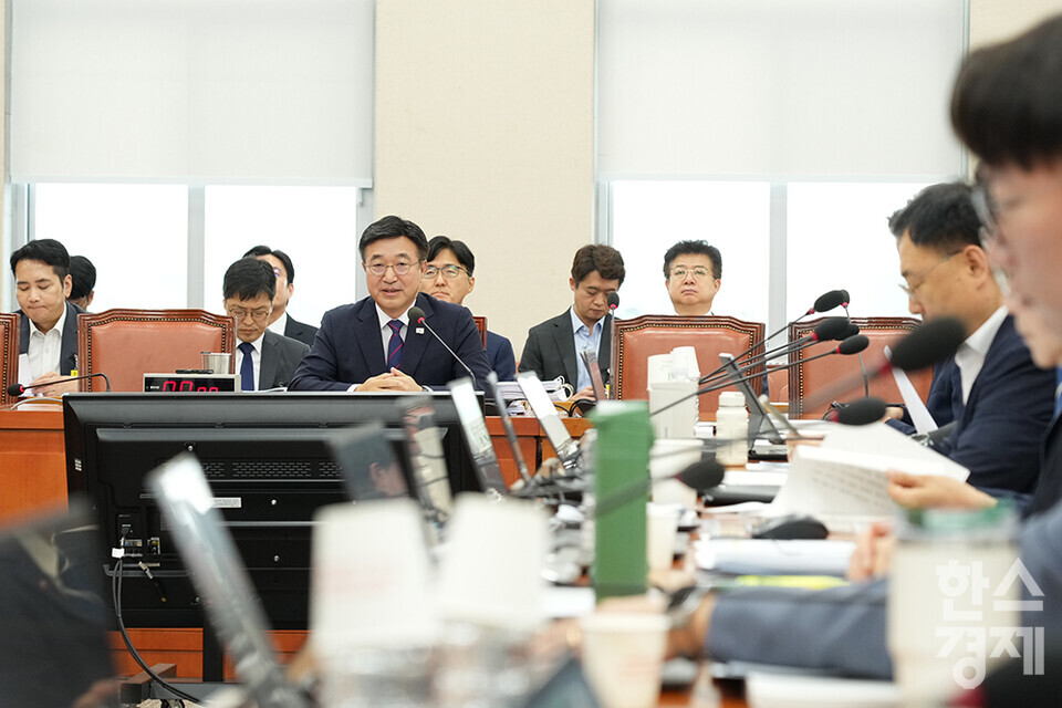 윤호중 행정안전부 장관 후보자가 18일 오전 서울 여의도 국회 행정안전위원회 인사청문회에 출석해 의원 질의에 답변하고 있다. /최대성 기자 dpdaesung@sporbiz.co.kr 2025.07.18.