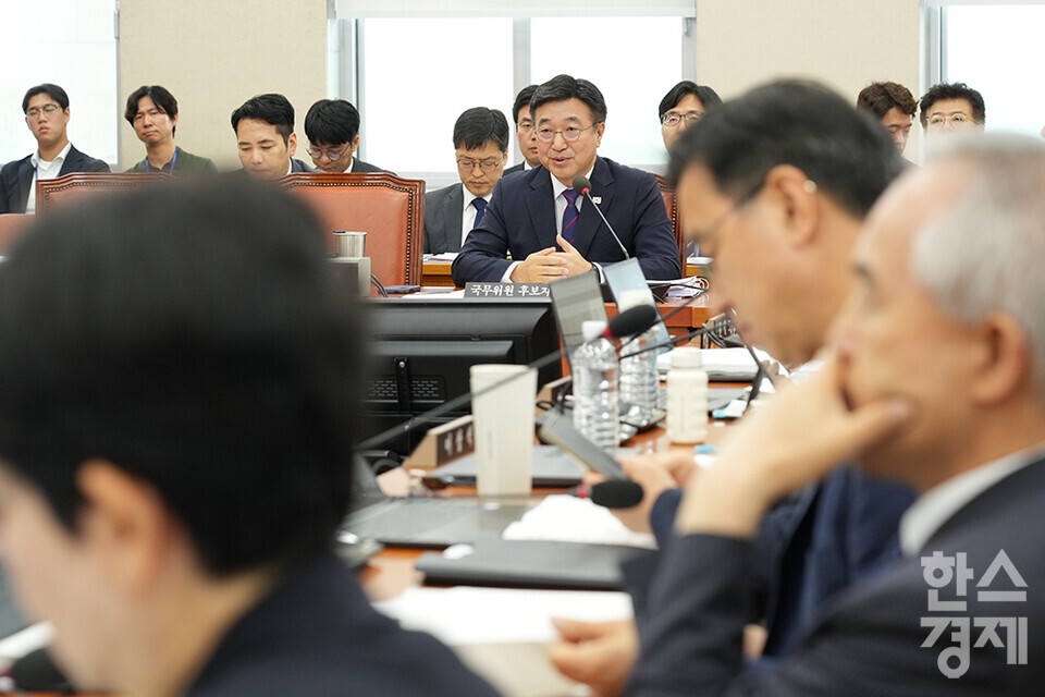 윤호중 행정안전부 장관 후보자가 18일 오전 서울 여의도 국회 행정안전위원회 인사청문회에 출석해 의원 질의에 답변하고 있다. /최대성 기자 dpdaesung@sporbiz.co.kr 2025.07.18.