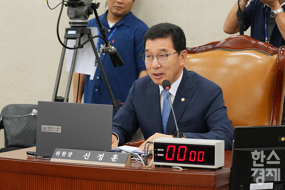 신정훈 위원장이 18일 오전 서울 여의도 국회 행정안전위원회 윤호중 행정안전부 장관 후보자 인사청문회를 주재하고 있다. /최대성 기자 dpdaesung@sporbiz.co.kr 2025.07.18.