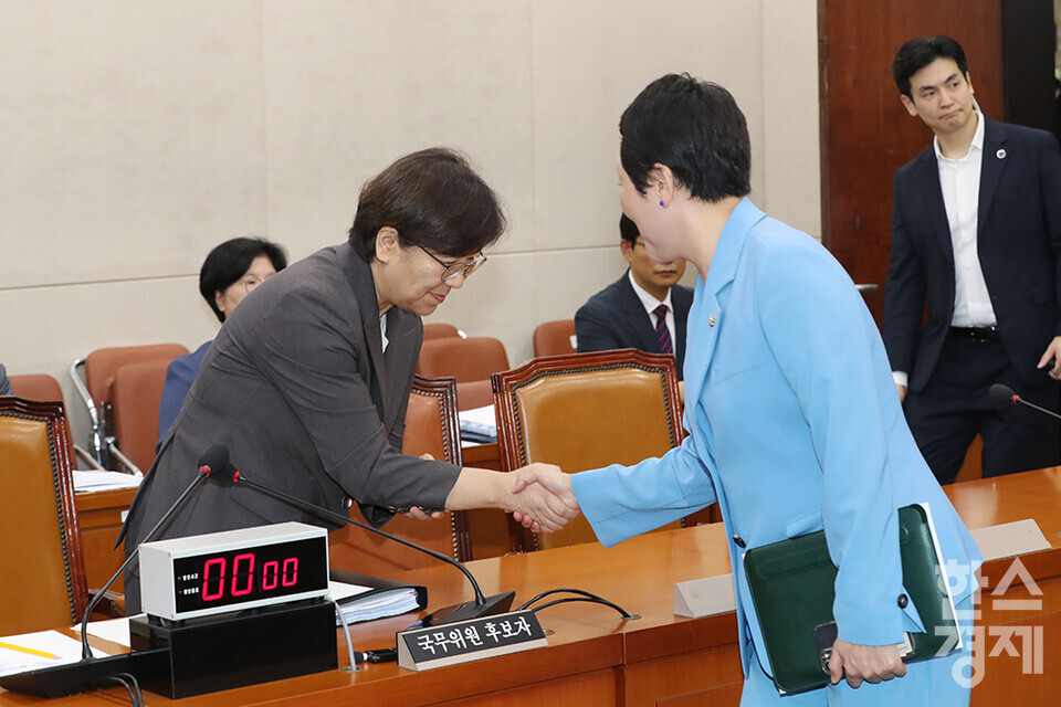 정은경 보건복지부 장관 후보자가 18일 오전 서울 여의도 국회 보건복지위원회에서 열린 인사청문회에 출석해 의원들과 인사하고 있다. /최대성 기자 dpdaesung@sporbiz.co.kr 2025.07.18.