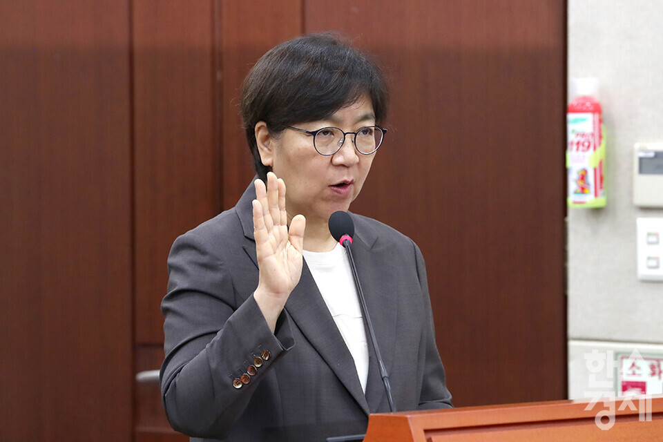 정은경 보건복지부 장관 후보자가 18일 오전 서울 여의도 국회 보건복지위원회에서 열린 인사청문회에 출석해 후보자 선서를 하고 있다. /최대성 기자 dpdaesung@sporbiz.co.kr 2025.07.18.