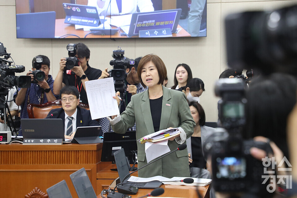 18일 오전 서울 여의도 국회 보건복지위원회에서 정은경 보건복지부 장관 후보자 인사청문회가 열리고 있다. 김미애 국민의힘 의원이 자료제출과 관련해 여당 의원들에게 항의하고 있다. /최대성 기자 dpdaesung@sporbiz.co.kr 2025.07.18.