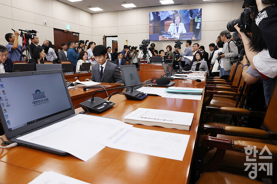 18일 오전 서울 여의도 국회 보건복지위원회에서 정은경 보건복지부 장관 후보자 인사청문회가 열리고 있다. 야당 의원들이 자료제출과 관련해 여당 의원들에게 항의한 후 퇴장하자 빈자리가 눈에 띄고 있다. /최대성 기자 dpdaesung@sporbiz.co.kr 2025.07.18.