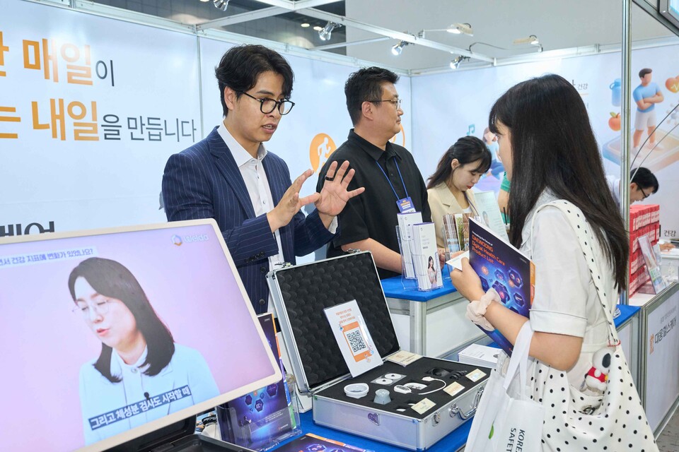 대웅제약 관계자가 관람객에게 자사 제품에 대해 설명하고 있다./대웅제약 제공