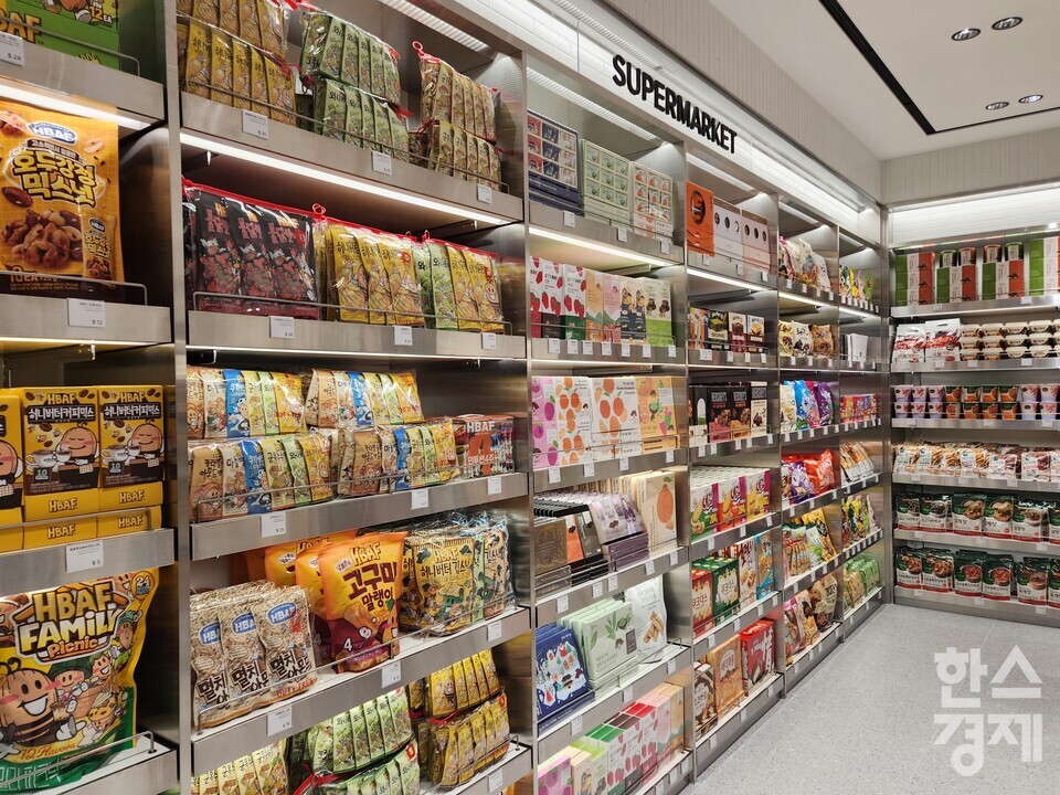 슈퍼마켓존은 K푸드 스테디셀러 상품들로 채웠다. 비비고 간편식, 전통 참기름·고추장 등 지역 특산품과 바프 아몬드, 삼양 불닭소스, 빙그레 바나나우유 등이 대표적이다. / 사진=이수민 기자 