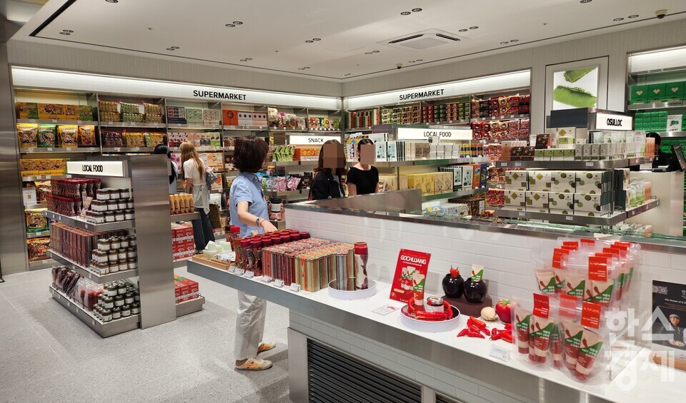 슈퍼마켓존과 건기식존이 전 세대 외국인 관광객을 위한 공간이라면, K트렌드존과 디저트존은 글로벌 MZ관광객들을 집중적으로 겨냥한다. / 사진=이수민 기자 