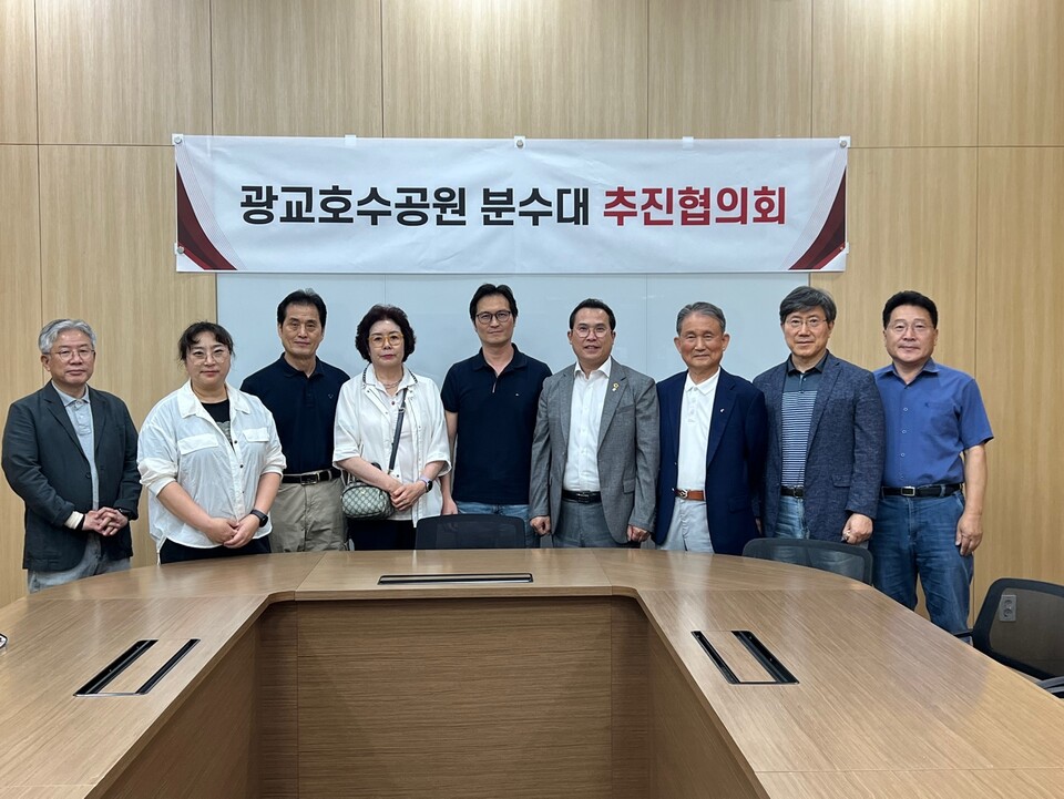 ‘광교호수공원 음악분수 추진협의회’(회장 박종현)는 지난 6월 말부터 광교 일대 10개 아파트 단지에서 청원 서명 운동을 전개하고 있으며, 7월 말까지 서명을 마무리한 뒤 수원시와 시의회에 공식 청원서를 제출할 계획이다./ 광교호수공원 음악분수 추진협의회 제공