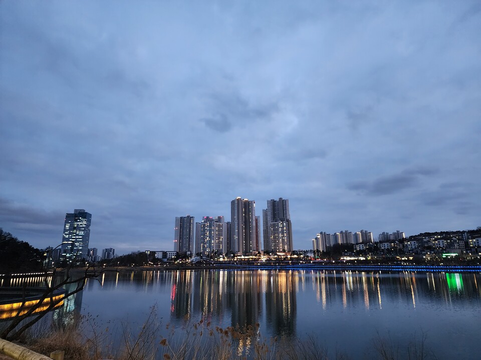 추진협의회는 “드론쇼는 광교 주민들의 문화수요가 얼마나 큰지 보여준 상징적인 사례”라며 “음악분수는 일회성 이벤트가 아닌, 상시적 문화기반시설로 도시에 체류력을 높이고 광교에 ‘사람이 모이는 무대’를 상설화할 장치가 될 것”이라고 설명했다./ 광교호수공원 음악분수 추진협의회 제공