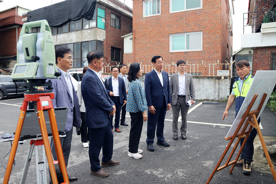 LX공사 어명소 사장(오른쪽 세 번째)이 경기도 성남시 중원구 지적재조사 상대원2지구에서 현장시찰을 하고 있다. /사진=LX공사