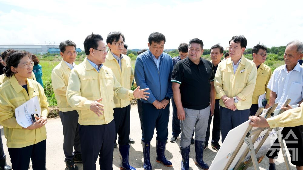 ▲김영록 지사가 19일 영암 삼호읍 집중호우 피해현장을 살피고 있다. (사진=전남도)