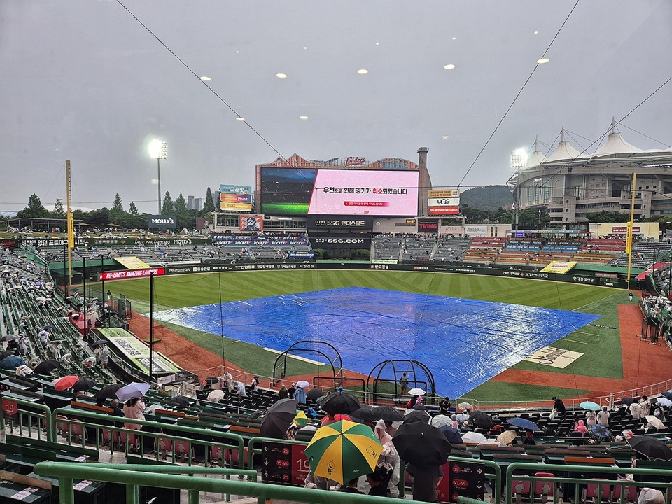 비 내리는 인천 SSG랜더스필드. /연합뉴스