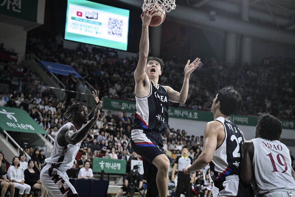 한국 남자농구 대표팀 에이스 이현중(왼쪽에서 2번째). /대한민국농구협회 제공