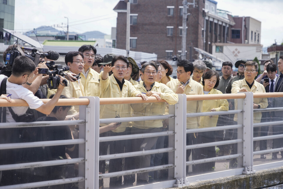 강기정 광주시장이 20일 오전 김민석 국무총리와 폭우 침수 피해 지역인 북구 신안교 일대를 돌며 피해 현장을 살펴보고 있다./사진=광주시