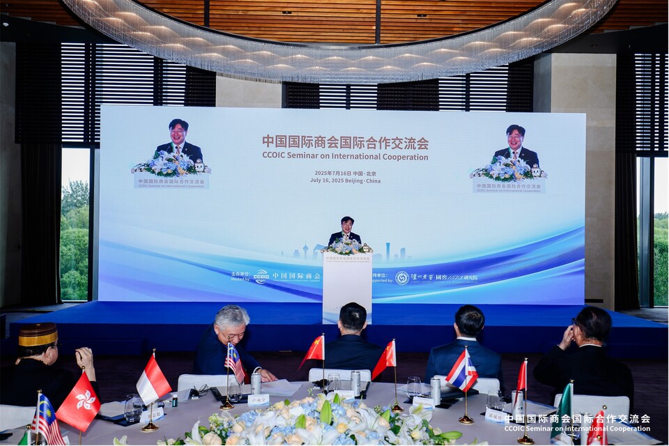 윤원석 인천경제자유구역청장이 중국국제공급망촉진박람회 첫 날 16일 행사에서 중국의 지역별 상공회의소, 글로벌 화교 단체 등이 참석한 가운데 강화남단 경제자유구역 조성 계획을 홍보하고 있다. /사진=인천경자청