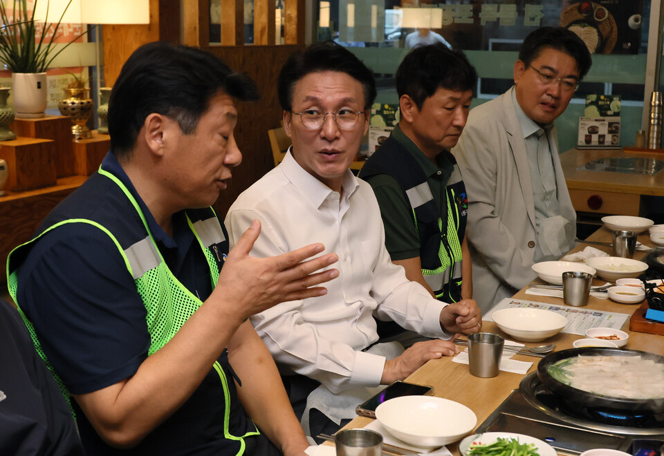 김민석 국무총리가 21일 서울 노원구 한 식당에서 열린 '민생회복 소비쿠폰 계기 환경공무관 조찬'에서 환경공무관들로부터 애로 및 건의사항 등을 청취하고 있다. 사진=연합뉴스