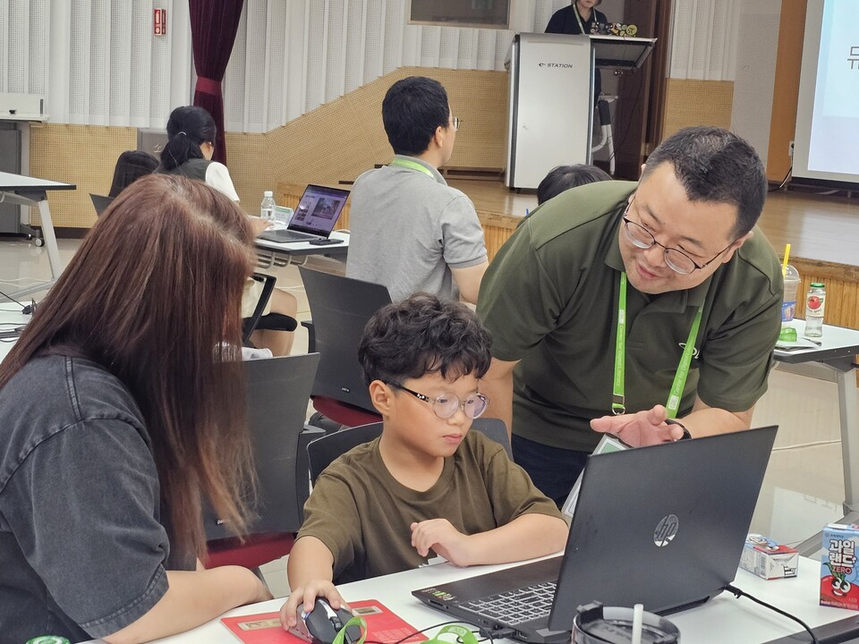 화성특례시(시장 정명근)가 19일 동탄중앙이음터에서 ‘가족과 함께하는 AI 캠프’를 열고 시민과 함께하는 인공지능 교육에 본격 나섰다./ 화성특례시 제공