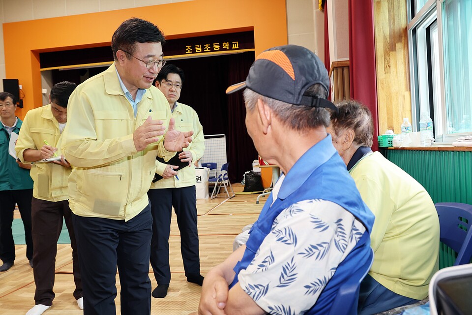 윤호중 행정안전부 장관이 20일 호우 피해를 입은 충남 예산군 임시주거시설을 방문해 이재민들을 위로하고 있다. 사진=연합뉴스