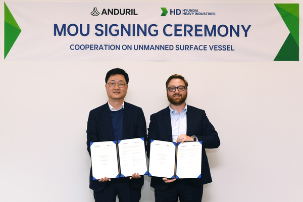 지난 4월 HD현대중공업 주원호 특수선사업대표(왼쪽)와 안두릴 브라이언 쉼프 공동설립자 겸 최고경영자가 참석한 가운데 ‘무인수상정 개발 및 시장 진출을 위한 양해각서’를 체결했다./HD현대