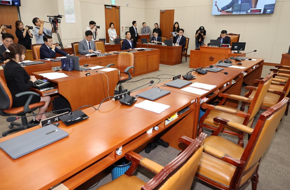 21일 국회 환경노동위원회 전체회의에서 김영훈 고용노동부 장관 후보자에 대한 인사청문경과보고서가 여당 주도로 채택되고 있다. 사진=연합뉴스