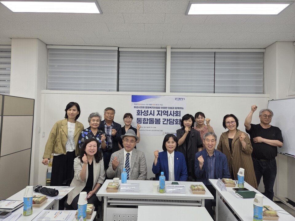  화성특례시의회 문화복지위원회 위영란 의원이 지역 어르신을 위한 통합돌봄체계 구축에 앞장서고 있다./ 화성특례시의회 제공