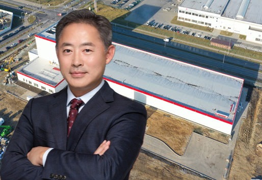 오정강 엔켐 대표와 중국 공장 / 사진=엔켐