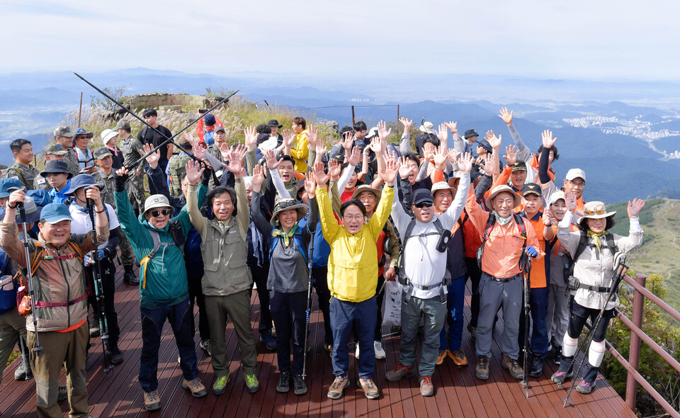 강기정 광주광역시장이 지난 2023년 9월23일 오전 무등산 서석대 일원에서 열린 '무등산 정상 상시개방 개통식'에 참석해 인왕봉 전망대에 올라 시민들과 만세를 외치고 있다./사진=광주광역시
