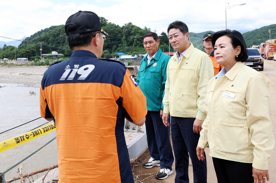 김진경 경기도의회 의장(더불어민주당·시흥3)과 의장단이 집중호우로 큰 피해를 입은 가평군을 찾아 재난 복구와 이재민 지원을 위한 의회 차원의 총력 대응을 약속했다./ 경기도의회 제공