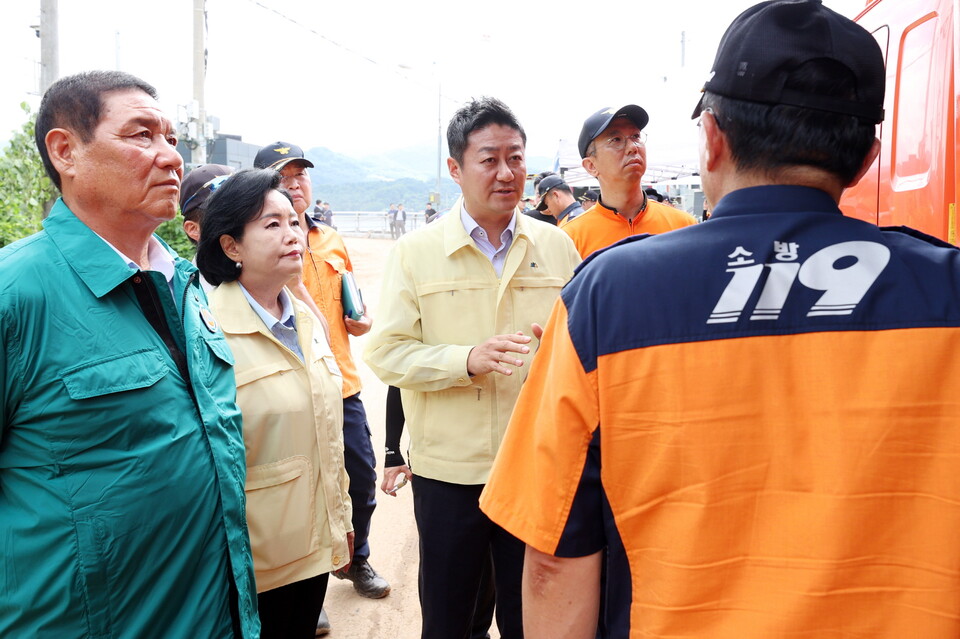 김진경 의장은 “지금은 도민의 생명과 재산 보호에 모든 역량을 집중해야 할 때”라며 “소방 당국은 가용 자원을 총동원해 인명 구조와 복구 작업에 전력을 다해달라”고 강조했다./ 경기도의회 제공