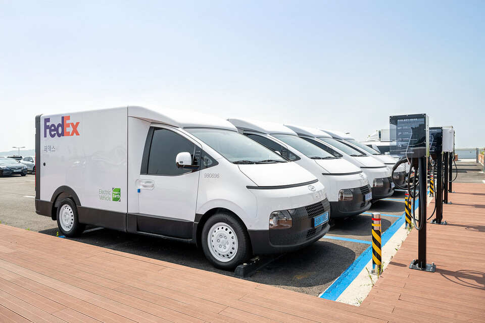 페덱스가 지난 1월 국내에 처음으로 전기차 6대를 도입한 데 이어 이달 초 현대자동차의 ST1 13대를 추가 배치하며 전기차 운행을 확대했다./피알원 