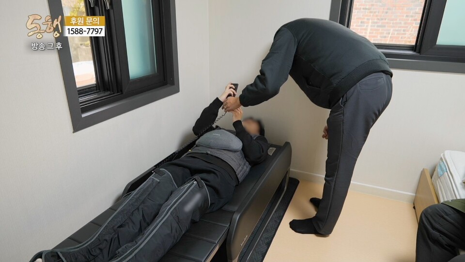 세라젬 임직원이 '동행' 프로그램 출연자에게 헬스케어 제품에 대해 설명하고 있다./세라젬