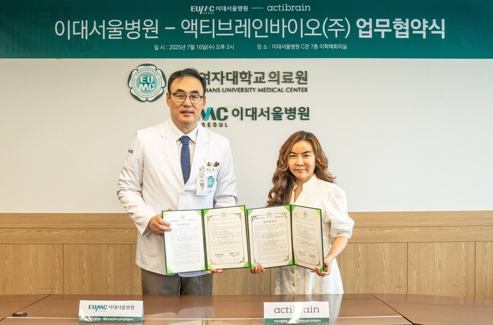 (왼쪽부터) 주웅 이대서울병원장, 수 킴 액티브레인바이오 대표. /이화여대의료원 제공