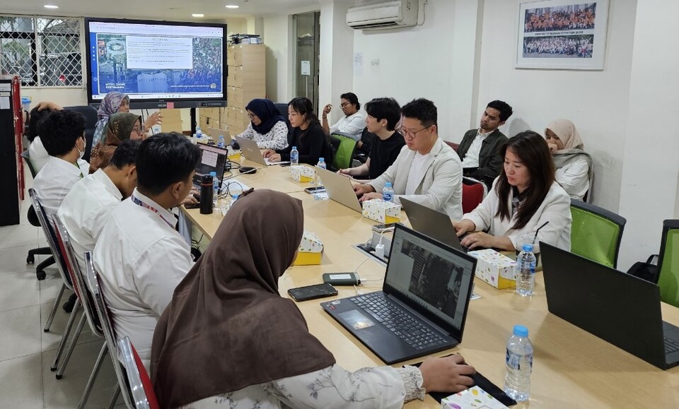 LX공사 심병섭 공간정보본부장 등이 16일 인도네시아 자카르타에서 열린 ‘인도네시아 입체 공간정보 시범사업 착수보고회’에 참석했다. /LX공사