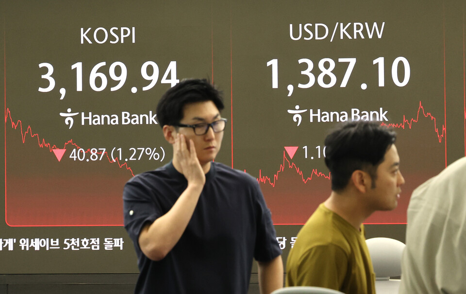 22일 장중 연고점을 경신했던 코스피가 외국인과 기관 매도세에 밀려 3160대에서 하락 마감했다. / 사진=연합뉴스