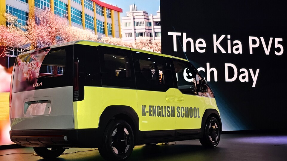 지난 22일 경기도 광명 아이벡스 스튜디오에서 열린 '더 기아 PV5 테크데이'에서 '더 기아 PV5'를 공개한 모습 / 사진= 곽호준 기자
