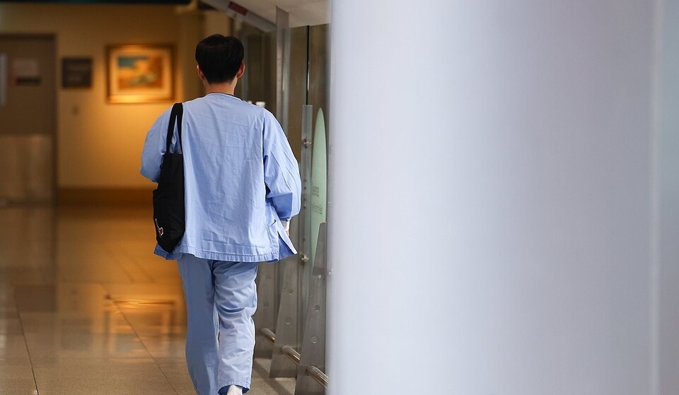 서울시내 한 대학병원에서 병원관계자가 이동하고 있는 모습./연합뉴스