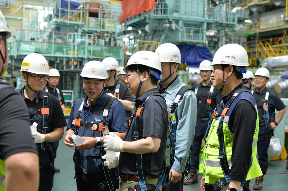 유문기 한화엔진 대표가 23일 선박엔진 조립공장을 직접 방문해 혹서기 근무 환경과 안전관리 실태를 점검하고 있다./한화엔진