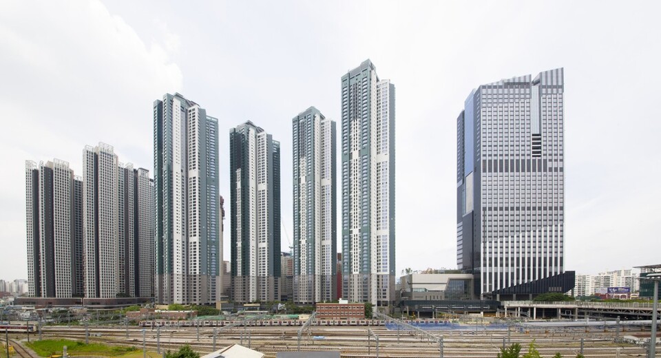 바인딩의 BIPV 제품이 적용된 청량리 SKY-L65 전경. / 바인딩 제공