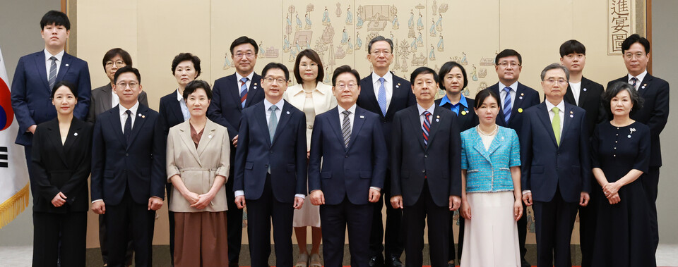 이재명 대통령이 23일 서울 용산 대통령실 청사에서 열린 임명장 및 위촉장 수여식에서 신임 국무위원, 지방시대위원장 및 가족과 기념촬영을 하고 있다. 사진=연합뉴스
