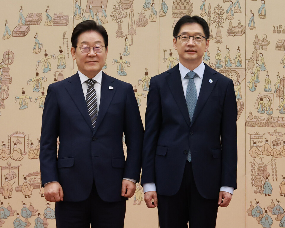 이재명 대통령이 23일 서울 용산 대통령실 청사에서 열린 임명장 및 위촉장 수여식에서 김경수 지방시대위원장에게 위촉장을 수여한 뒤 기념촬영을 하고 있다. 사진=연합뉴스