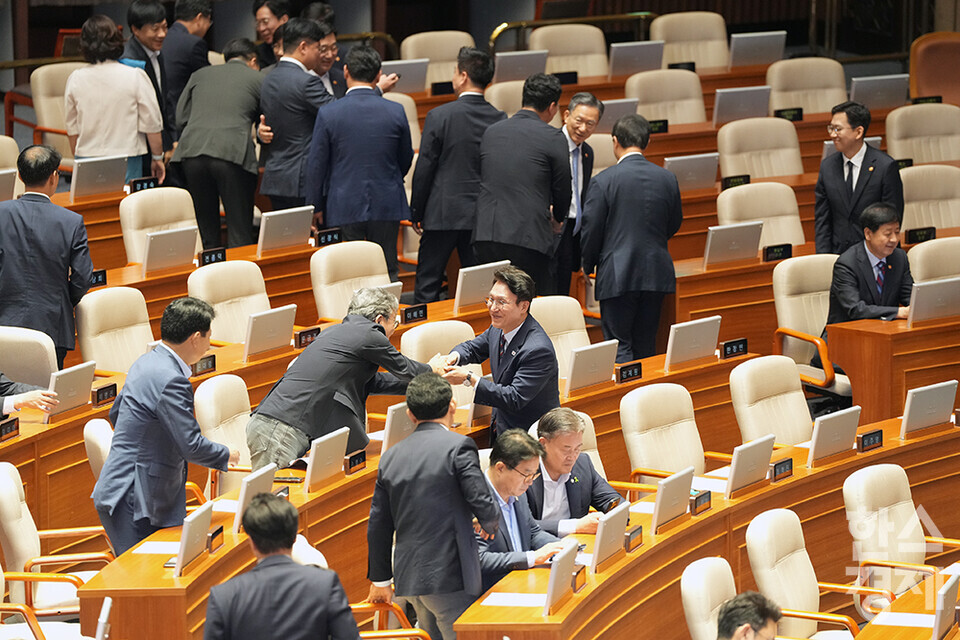 김민석 신임 국무총리 등 국무위원들이 23일 오후 서울 여의도 국회에서 열린 제427회 국회(임시회) 제2차 본회의에 참석해 의원들과 인사를 하고 있다. /최대성 기자 dpdaesung@sporbiz.co.kr 2025.07.23.