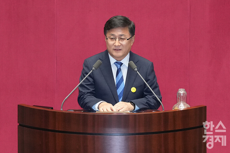 김성환 환경부장관이 23일 오후 서울 여의도 국회에서 열린 제427회 국회(임시회) 제2차 본회의에 참석해 신임 국무위원 인사말을 하고 있다. /최대성 기자 dpdaesung@sporbiz.co.kr 2025.07.23.