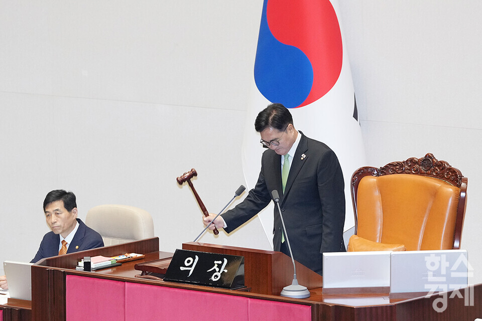 우원식 국회의장이 23일 오후 서울 여의도 국회에서 열린 제427회 국회(임시회) 제2차 본회의에 참석해 의사봉을 두드리고 있다. /최대성 기자 dpdaesung@sporbiz.co.kr 2025.07.23.