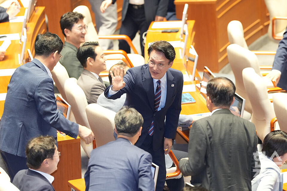 김민석 신임 국무총리가 23일 오후 서울 여의도 국회에서 열린 제427회 국회(임시회) 제2차 본회의에 참석해 의원들과 인사하고 있다. /최대성 기자 dpdaesung@sporbiz.co.kr 2025.07.23.